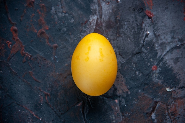 Вид сверху желтого яйца