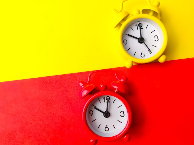 복사 공간이 있는 빨간색 및 노란색 bsckground의 상위 뷰 노란색 및 빨간색 알람 시계