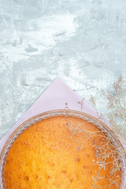 Foto vista dall'alto squisita torta al forno su sfondo bianco pasta di zucchero torta torta dolce biscotto dessert cuocere