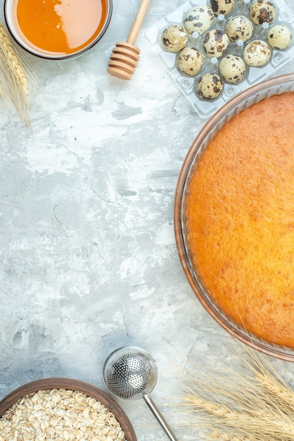 Vista dall'alto squisita torta al forno con uova e farina su sfondo bianco torta di zucchero biscotto cuocere torta di pasta dolce dolce