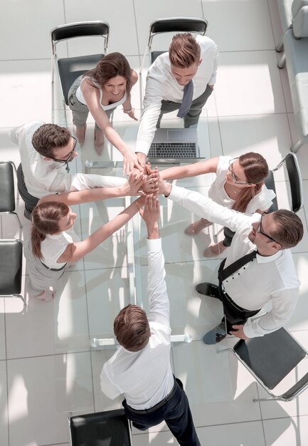 Фото Вид сверху сотрудников компании, демонстрирующих свое единство