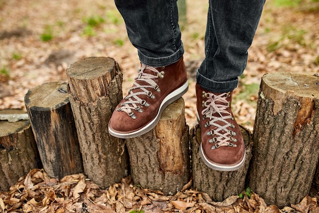 Top viewoman staande met bergschoenen wandelen op herfstbladeren en hout achtergrond