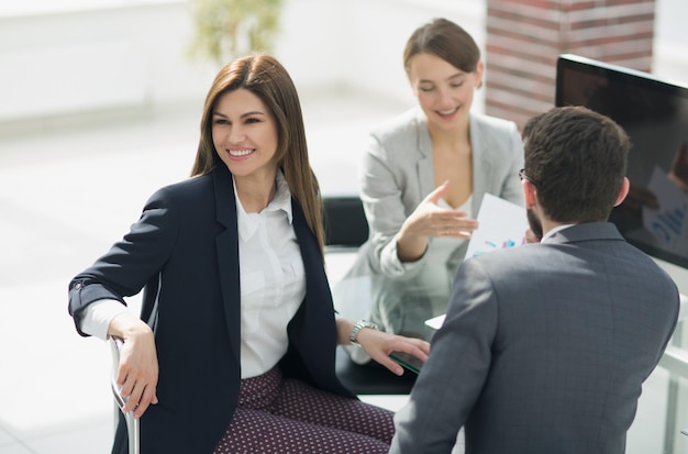 Vista dall'alto il gruppo aziendale sta discutendo i programmi finanziari