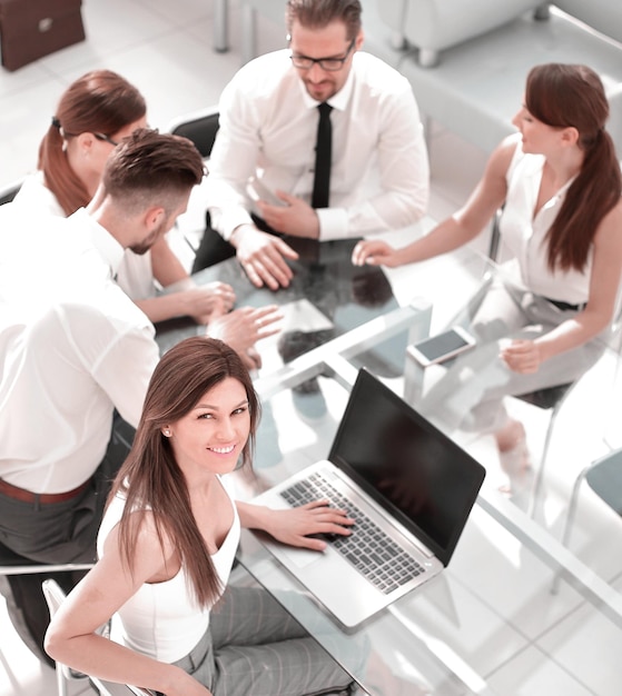 Foto vista dall'altogiovane donna d'affari in una riunione di lavoro in ufficio