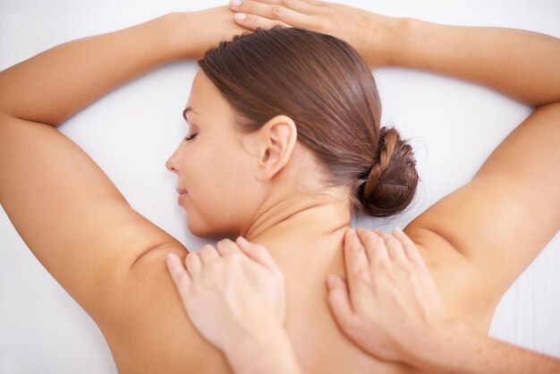 Foto massaggio superiore alla schiena della donna e mani di massaggiatrice in spa aromaterapia e guarigione con benessere calmo naturale con cura della pelle cura del corpo e salute trattamento olistico per zen o sollievo dallo stress