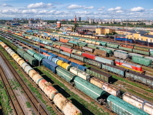 Topbeeld op de spoorwegen met verschillende kleurrijke vrachtwagons vervoer van goederen per trein
