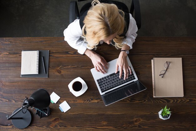 topbeeld van zakenvrouw met laptop op kantoor