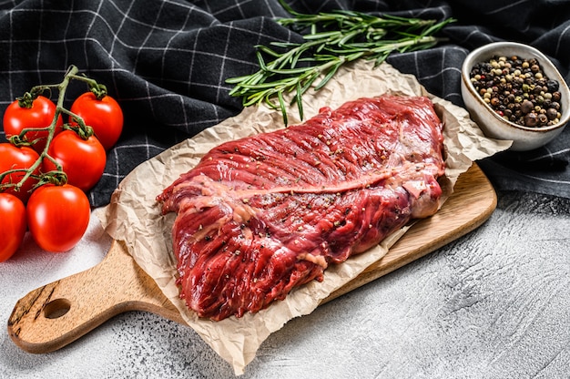 Topblad steak op een snijplank, rauw vlees, gemarmerd rundvlees.