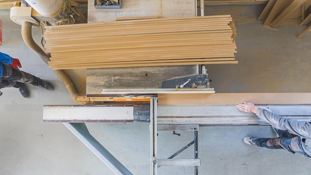 Photo topdown shot of wooden panels at the carpentry