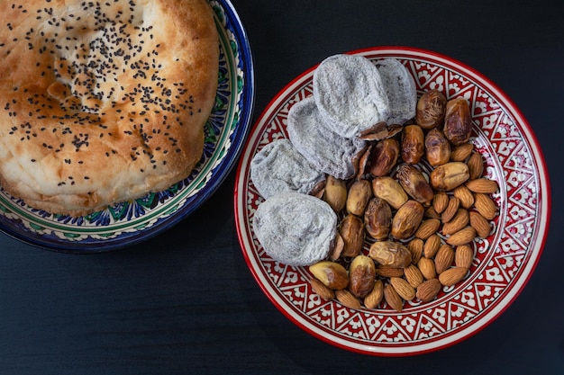 Topdown-stilleven met lavashbrood, gedroogd fruit en noten op borden in Midden-Azië