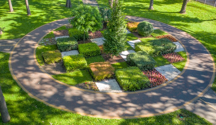 Photo topiary flower bed in the park, divided into square sections, aerial view.