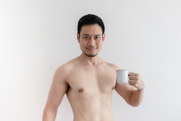 Topless gezonde Aziatische man drinkt de gezonde koffie op wit