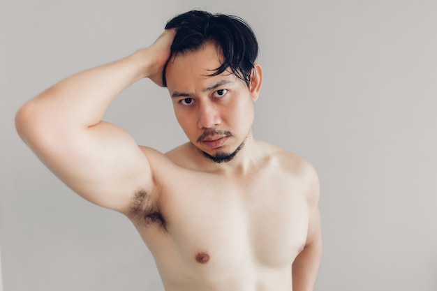 トップレスの男はハンサムになろうとしています。