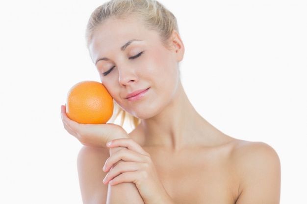 Topless vrouw met oranje
