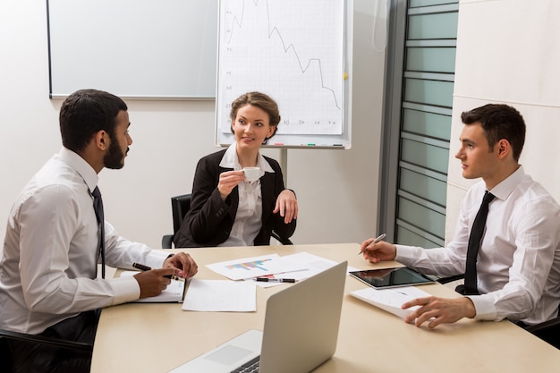 Topmanagers bespreken een nieuw projectcoaches op kantoor