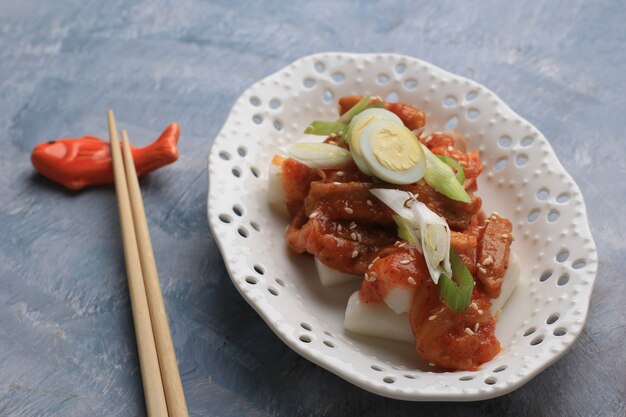 トッポッキまたはトッポッキは、ゴマ、有名で人気のある韓国の屋台の食べ物を添えたスパイシーなソーストップに野菜と魚のケーキを入れた餅の炒め物です