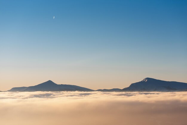 Toppen van bergen in wolken