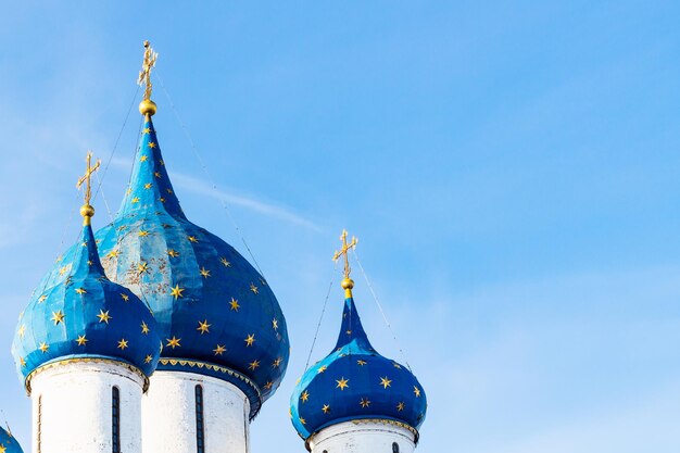 Toppen van de Geboortekathedraal in de stad Suzdal