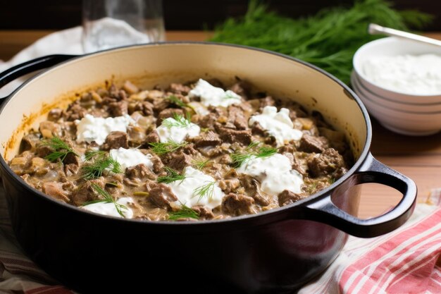 Foto condire il manzo alla stroganoff con un ciuffo di panna acida