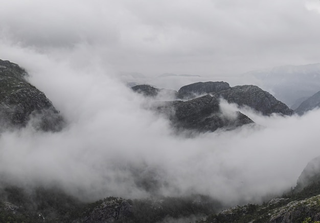 山の頂上は雲で覆われている ノルウェーの美しい山景色