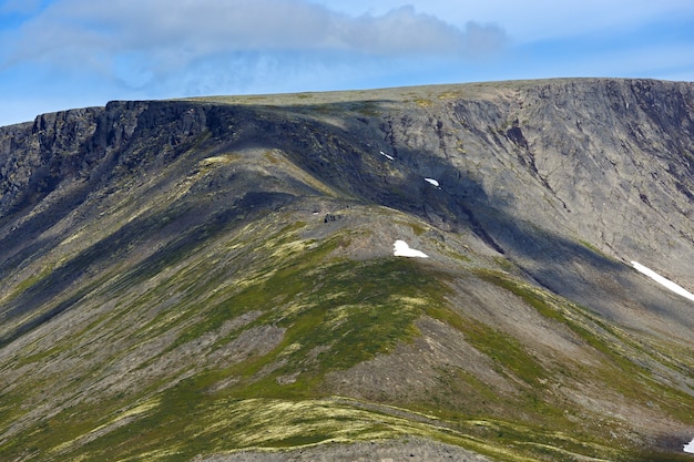 山の頂上、ヒービヌィ、曇り空。コラ半島、ロシア。