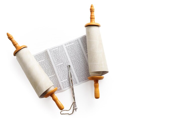 Photo torah scroll with a pointer on a light background