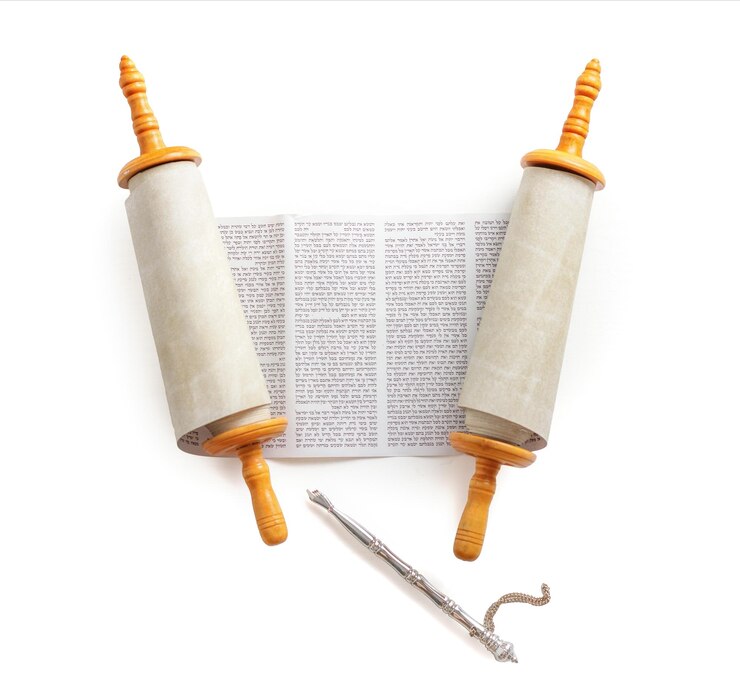 Photo torah scroll with a pointer on a light background