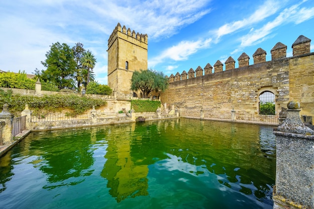 Toren en middeleeuwse muur van het Alcazar de Cordoba naast zoetwaterfonteinen. Cordoba.