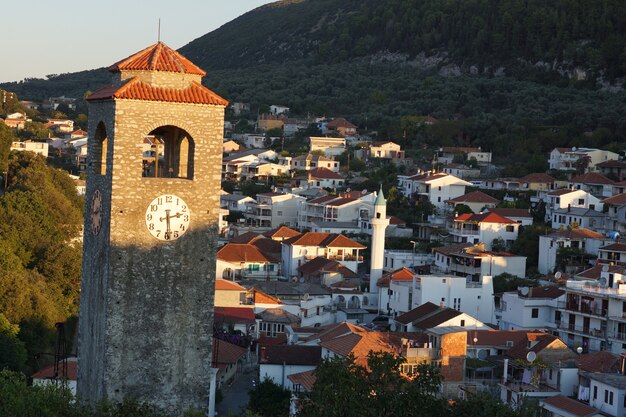 Toren en oude stad in ulcinj in montenegro