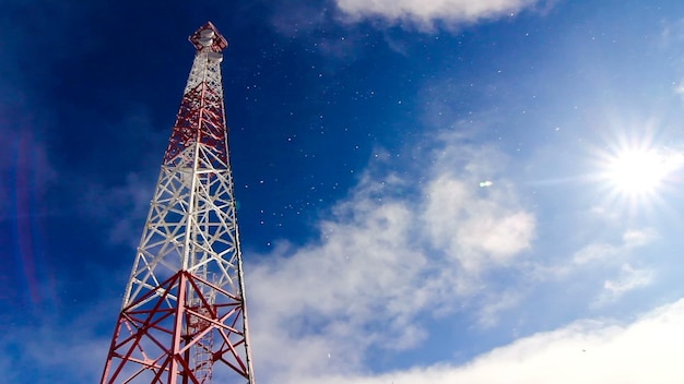 Toren Toren en luchtwolken en hoogtetoren Telecommunicatiezender op lucht en wolken