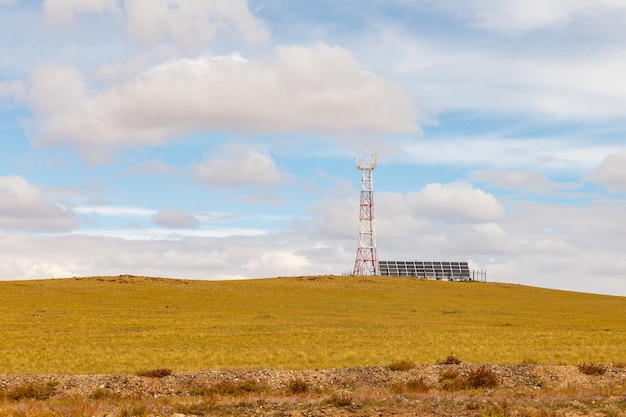 Toren van cellulaire communicatie met zonnepanelen