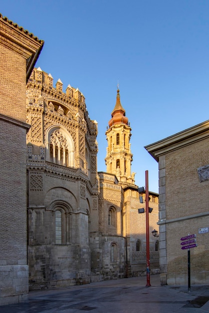 Toren van de kathedraal van San Salvador in Zaragoza