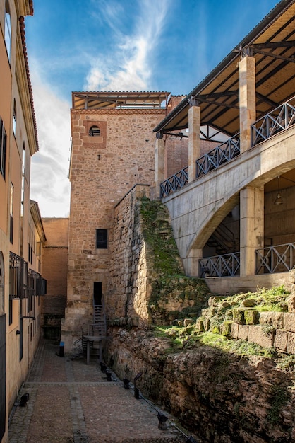 Toren van de Markies van Villena naast de grot van Salamanca