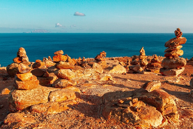 Toren van gele stenen met zand, op het plateau op het eiland Madeira.