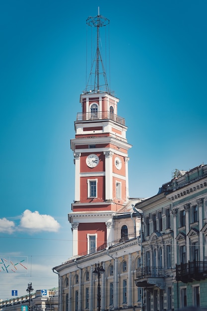 Toren van gemeenteraadsgebouw op Nevsky Prospect in Stpetersburg, Rusland