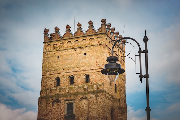 Toren van middeleeuws kasteel, vestingwerk, historische schat