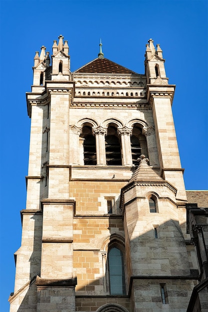Toren van St Pierre Cathedral in de oude stad in Genève, Zwitserland