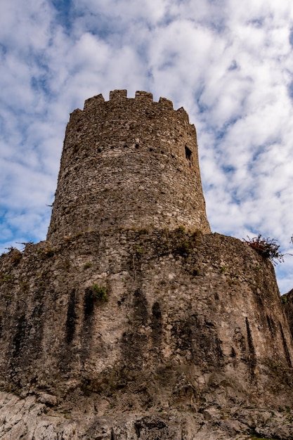 Toren van Tales in de stad Llanes.