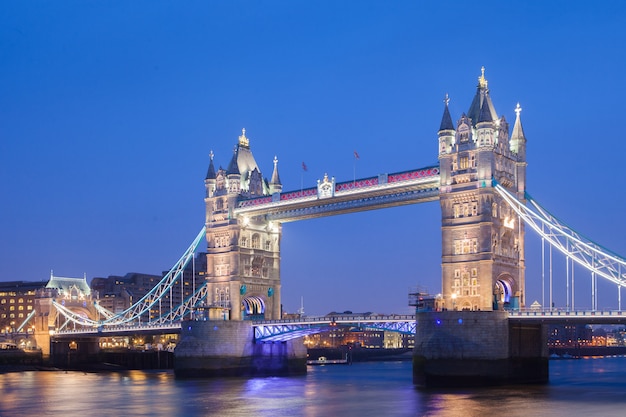 Torenbrug bij nachtschemering Londen, Engeland, het UK