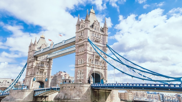 Torenbrug in Londen met Blauwe hemel en bewolkt