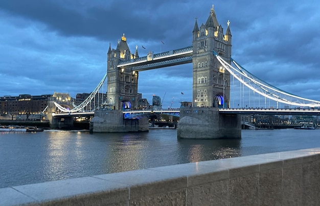 Torenbrug in Londen met blauwe lichten