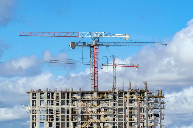 Torenkraan voor een gebouw in aanbouw tegen de achtergrond van een heldere hemel