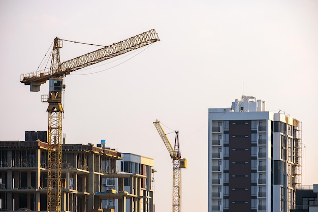 Torenkranen en hoge woonflatgebouwen in aanbouw. Vastgoed Ontwikkeling.