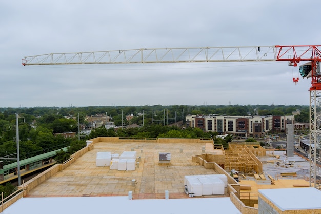 Torenkranen in aanbouw over bouwterrein tijdens luchtfoto van het huis