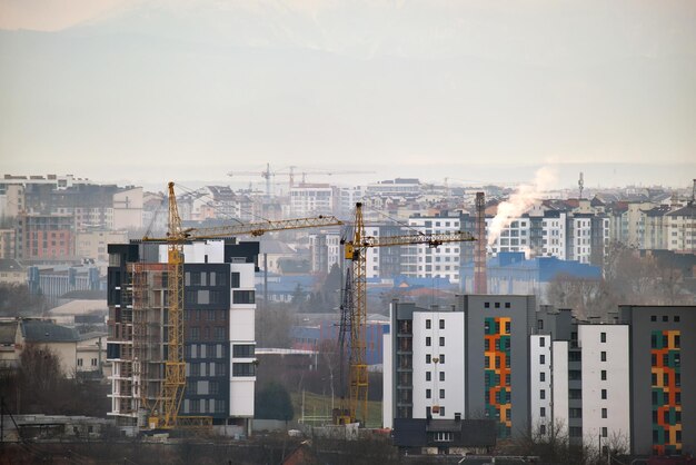 Torenkranen op bouwplaatsen voor hoge woongebouwen