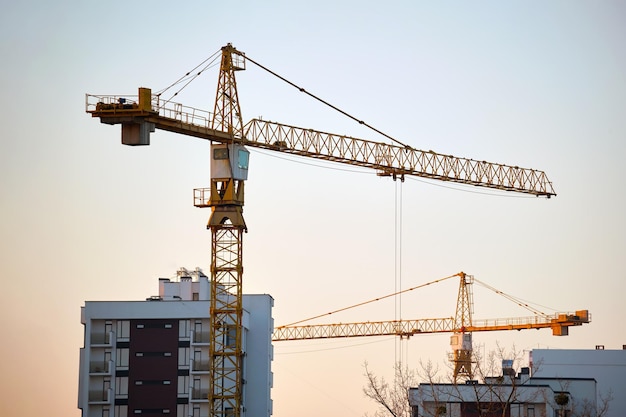 Torenkranen op de bouwplaats van hoge residentiële appartementsgebouwen Vastgoedontwikkeling