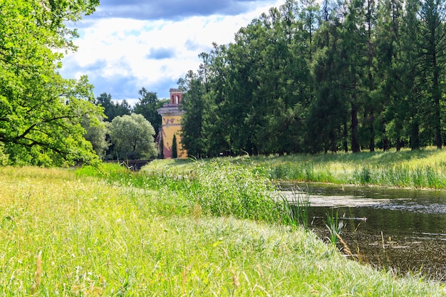 Torenruïne in Catherine-park in Tsarskoye Selo in Pushkin, Rusland