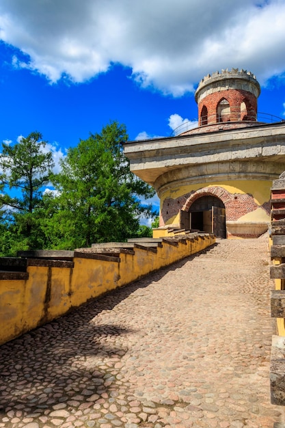 Torenruïne in Catherine-park in Tsarskoye Selo in Pushkin, Rusland