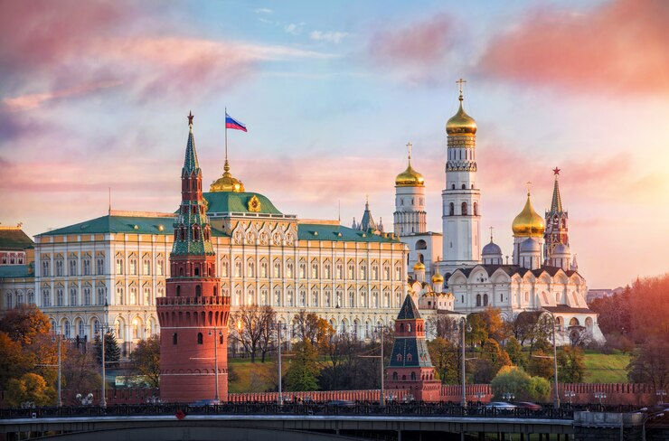 torens en kerken van het Kremlin van Moskou in de ochtendzon