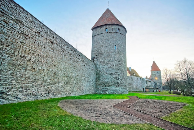 Foto torens van de stadsmuur in de oude stad van tallinn in estland in de winter